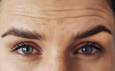 Zbliżenie na twarz kobiety ze zmarszczkami na czole