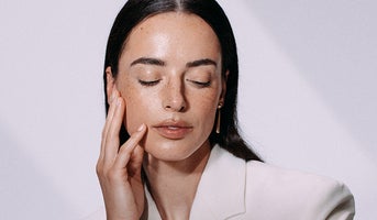 Delikatna korekta cieni pod oczami, wykonywana przez doświadczonego specjalistę Galderma Aesthetics